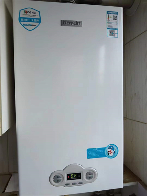 石家庄市新华区壁挂炉维修：壁挂炉热水器安装集热器的方法