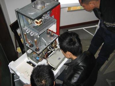 石家庄市桥西区壁挂炉维修附近17796978897：壁挂炉亮黄灯